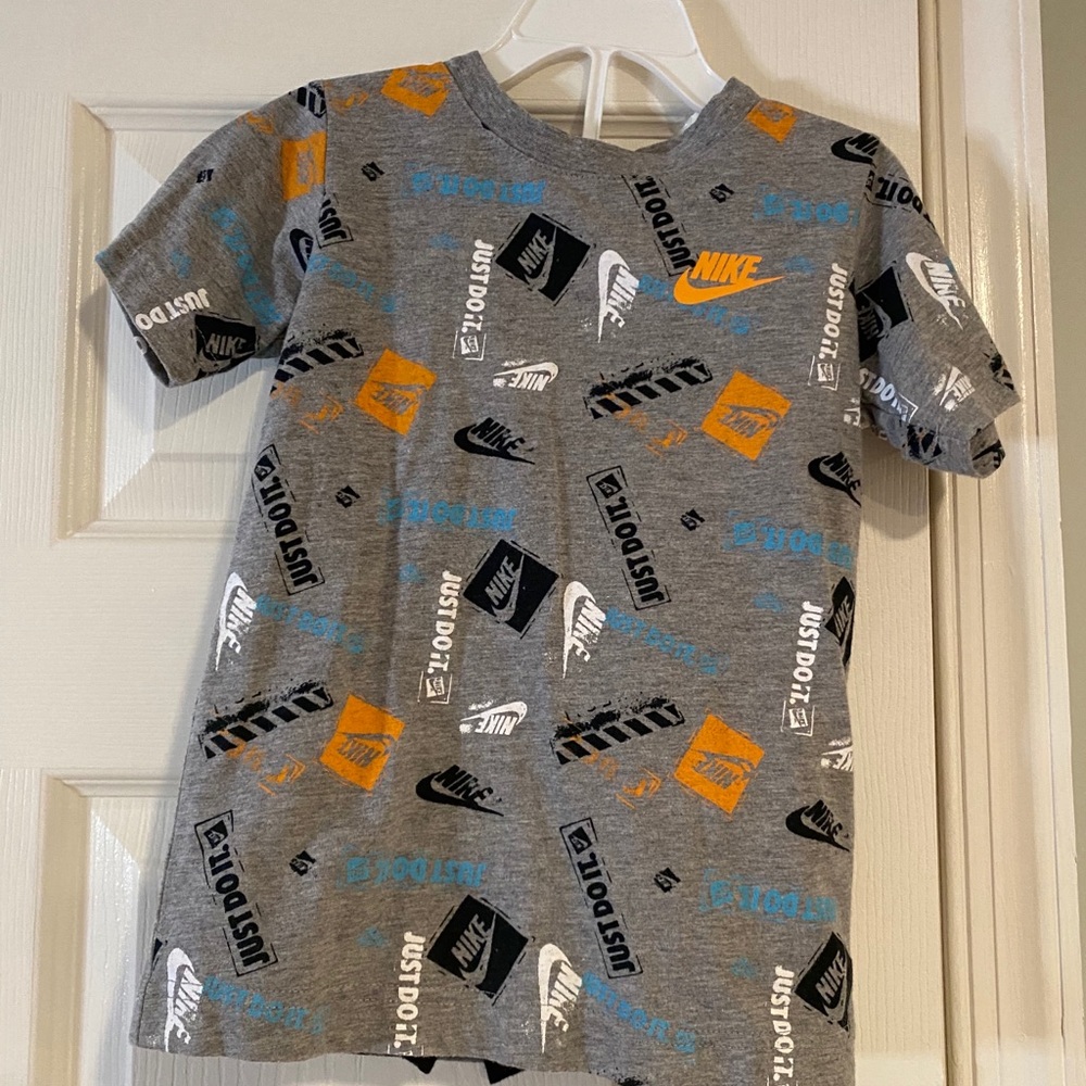 Nike T-Shirt Grey with colorful logos Boy size 5/S